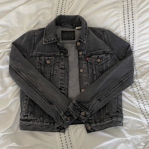 beautiful dark grey levi’s denim jacket